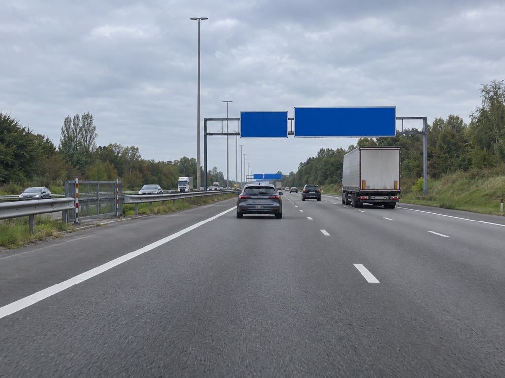 Autosnelweg met een dienstopening in de middenberm.